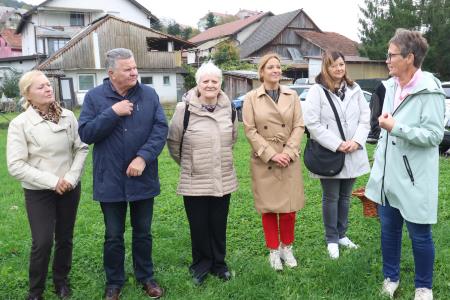 Posaditev  rožnatega drevesa v Pocinovem vrtu 05 Foto Ljubo Vukelič